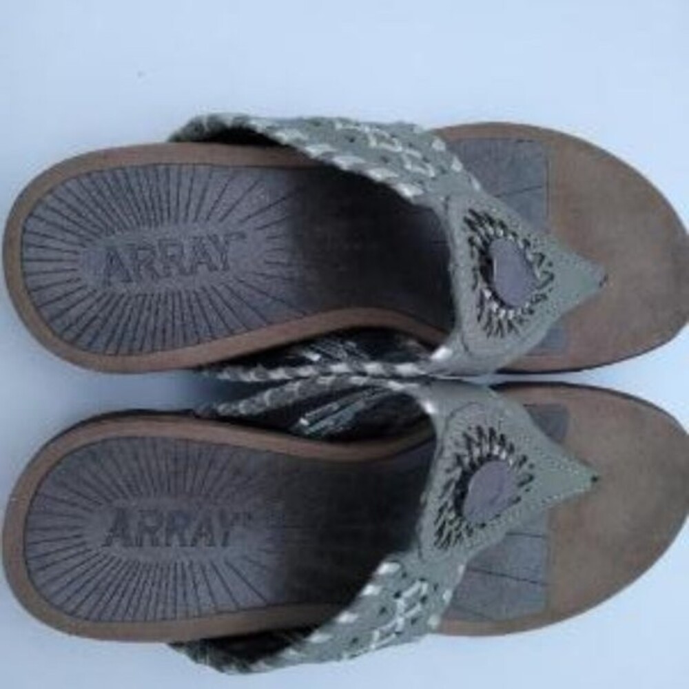 Array Moki Medallion Leather Thong Sandal Gray Women's sz 6.5